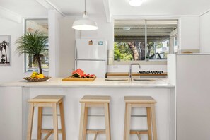 Fridge, microwave, oven, stovetop - Tulum Hideaway – Steps to Water, Close to Trails (Callala Bay)