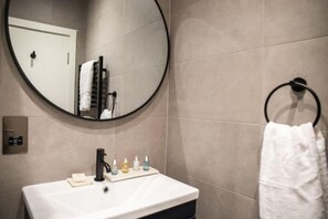 Bathroom - Kirkgate Suites - Majestic City Centre Apartment (Leeds)