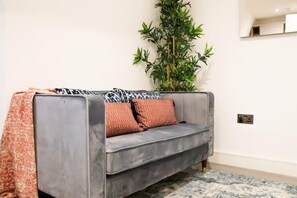 Flat-screen TV - Kirkgate Suites - Majestic City Centre Apartment (Leeds)