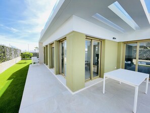 Outdoor dining - 3084 Res. MAUI II (Orihuela)