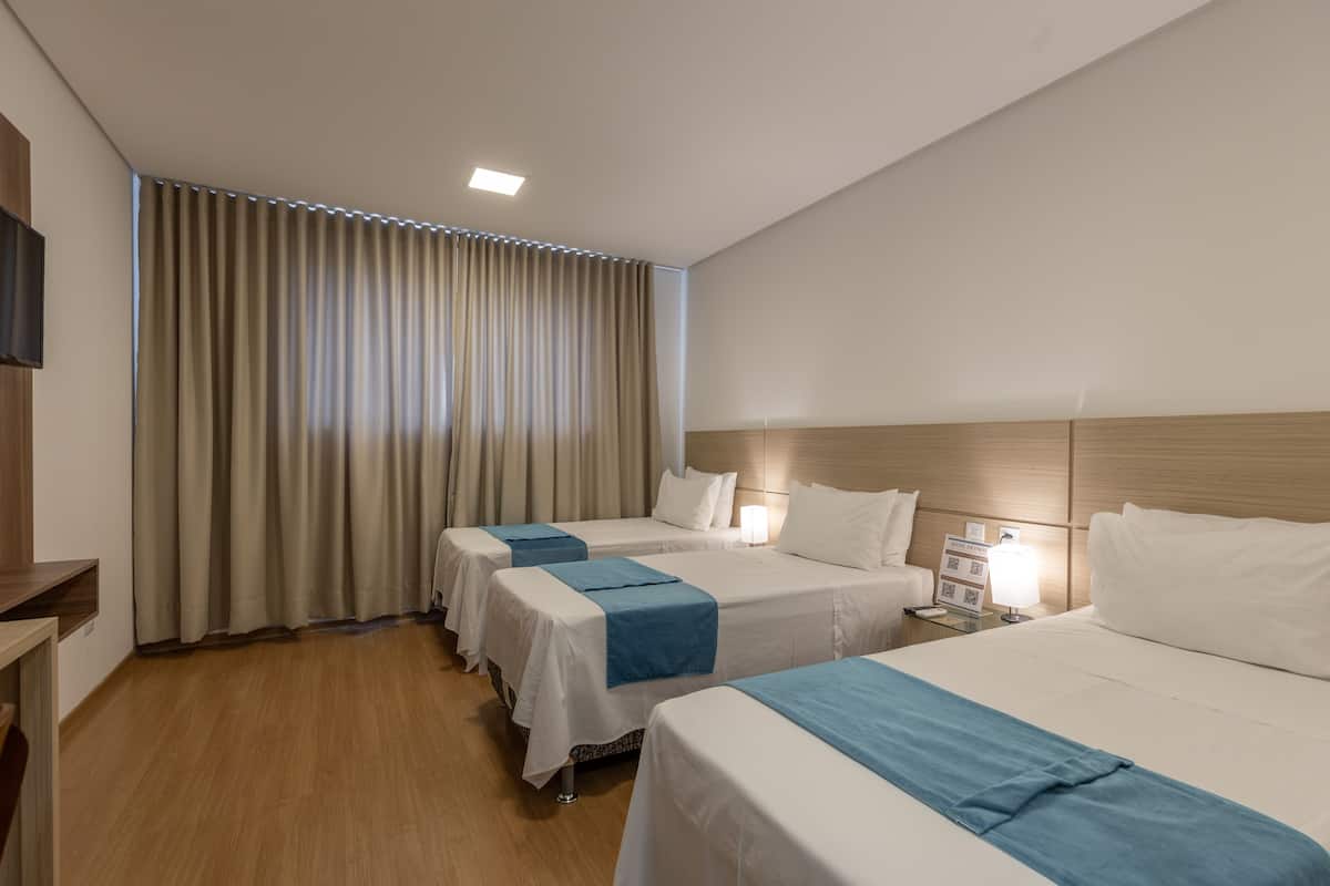 Deluxe-Dreibettzimmer | Minibar, schallisolierte Zimmer, kostenloses WLAN, Bettwäsche