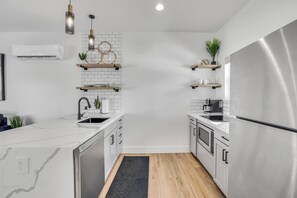 Geladeira, micro-ondas, cooktop, lava-louças