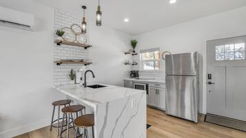 Fridge, microwave, stovetop, dishwasher