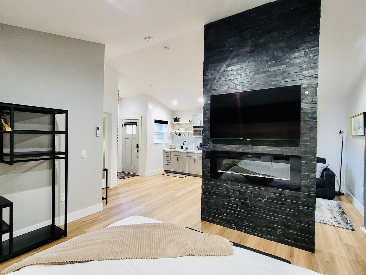 1 chambre, bureau, fer et planche à repasser, lit parapluie