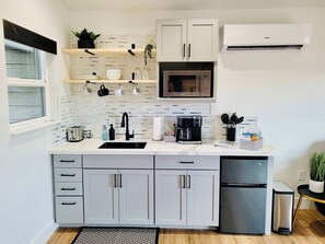 Kylskåp, mikrovågsugn, spishäll och kaffe- och tebryggare