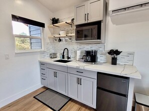 Kylskåp, mikrovågsugn, spishäll och kaffe- och tebryggare