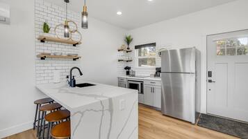 Fridge, microwave, stovetop, dishwasher