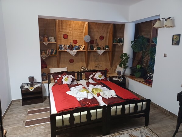 Habitación tradicional - 1 cama matrimonial o 2 individuales | Decoración personalizada, muebles diferentes y escritorio 