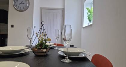 Beautiful 2-Bedroom Apartment with Parking