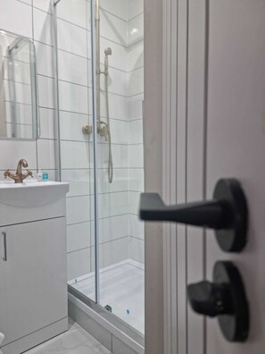 Dusche, Handtücher, Seife, Shampoo