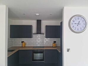 Kühlschrank, Mikrowelle, Ofen, Geschirrspüler