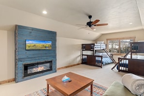 House, 4 Bedrooms | Living area