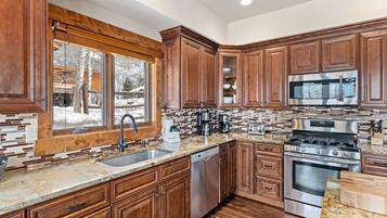 House, 4 Bedrooms | Dapur peribadi | Peti sejuk, ketuhar, pembancuh kopi/teh, pembakar roti