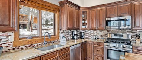 House, 4 Bedrooms | Private kitchen | Fridge, oven, coffee/tea maker, toaster