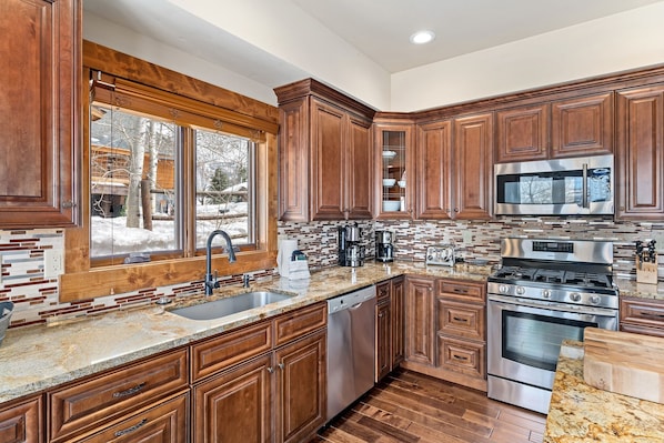 House, 4 Bedrooms | Private kitchen | Fridge, oven, coffee/tea maker, toaster