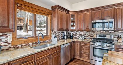Cherry Drive 4 Bedroom Home by RedAwning
