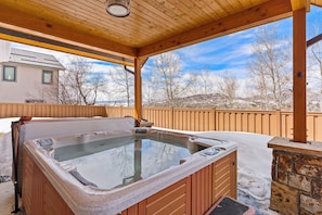 House, 4 Bedrooms | Outdoor spa tub