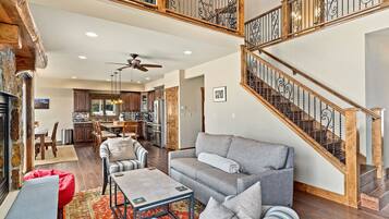 House, 4 Bedrooms | Ruang tamu