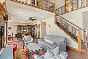 House, 4 Bedrooms | Living area