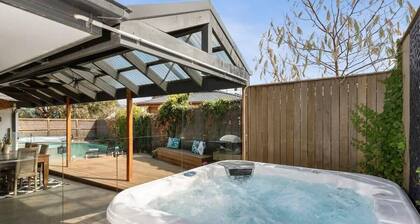 Sunny Daze Haven: SPA and Pool