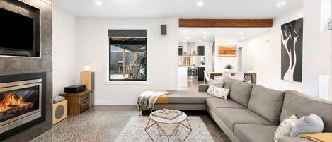 Televisión, chimenea, oficina