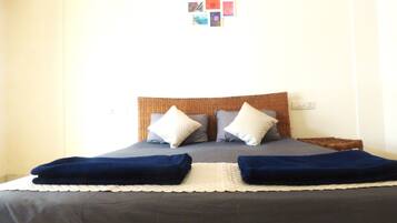 2 bedrooms, desk, free WiFi, bed sheets