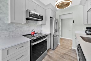 Réfrigérateur, four à micro-ondes, un four, surface de cuisson