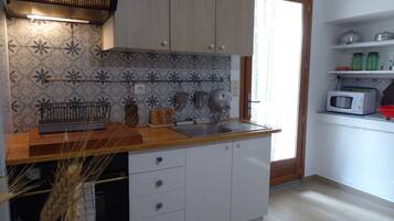 Casa familiare, vista piscina | Cucina privata | Bollitore elettrico, seggiolone, tavolo da pranzo