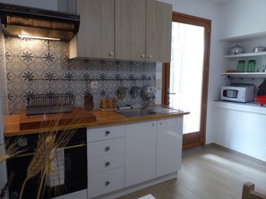 Rumah Keluarga, pemandangan kolam renang | Dapur pribadi | Ketel listrik, kursi makan untuk bayi, dan meja makan