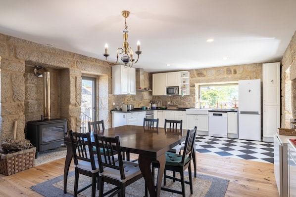Jääkaappi, mikroaaltouuni, uuni, liesi
