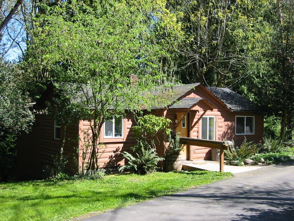 Cottage on Hood Canal Pouslbo