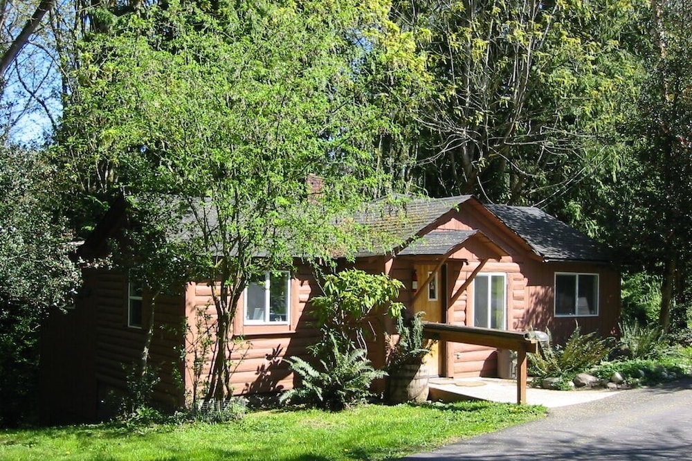 Cottage on Hood Canal Pouslbo