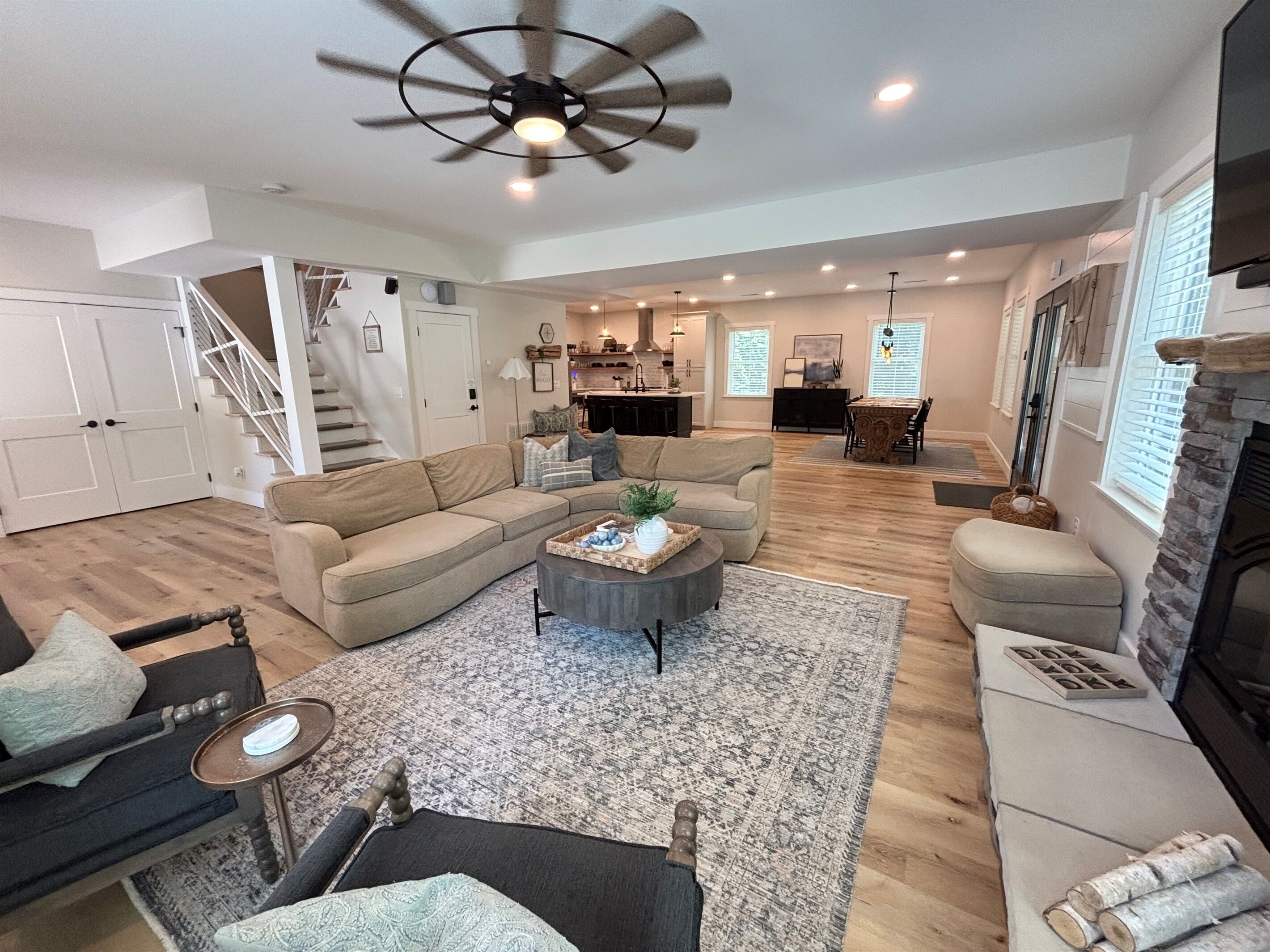 Een smart-tv, een open haard, een dvd-speler en boeken