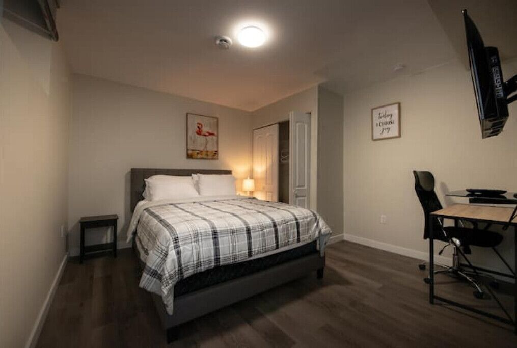 Entire Basement Suite - Lovely & Close to Stores