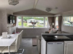 Smart TV, fireplace - Beautiful 2 Bed Static Caravan, Thorness Bay, Isle of Wight (Great Thorness)