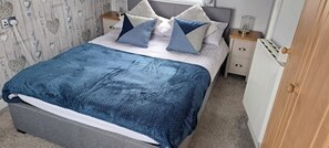 2 slaapkamers, een strijkplank/strijkijzer, reisbedje, gratis wifi