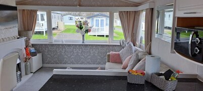 Beautiful 2 Bed Static Caravan, Thorness Bay, Isle of Wight