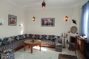 تلفزيون، مدفأة، كُتُب، مكتبة موسيقى