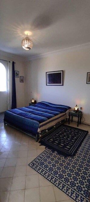 5 chambres, bureau, fer et planche à repasser, lit de bébé portatif