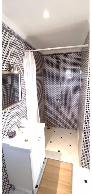 Douche, sèche-cheveux, serviettes fournies, savon