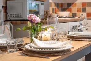 Oven, dishwasher, cookware/dishes/utensils