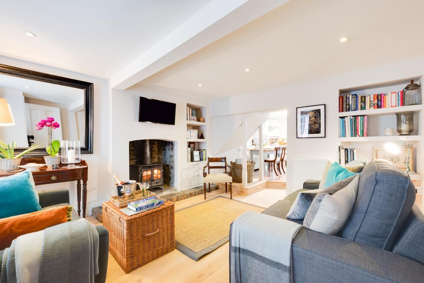 Una televisión, una chimenea