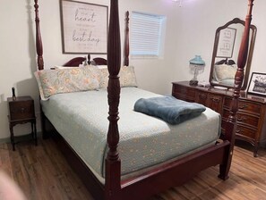 1 bedroom - Charming cottage, countryside with exotic animals. (Wills Point)