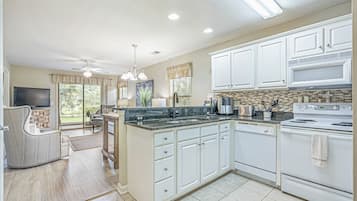 Een koelkast, een microgolfoven, een oven, een kookplaat