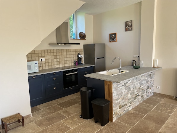 ثلاجة، ميكروويف، فرن، موقد طهي مسطح