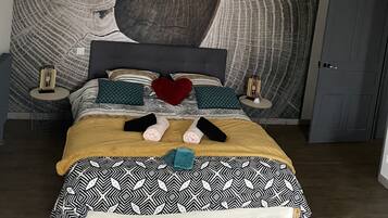 3 bedrooms, in-room safe, desk, iron/ironing board