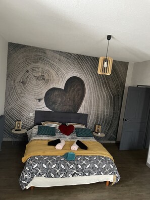 3 عدّة غرف نوم وخزنة داخل الغرفة ومكتب ومكواة/لوح كي