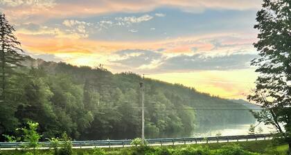 Beaver's Bend Lakefront Retreat ~16 mi to Slopes & Pet Friendly!