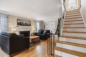 TV, fireplace, table football, offices - The Henry House I Pet Friendly, Cozy, Convenient (Fairview Park)