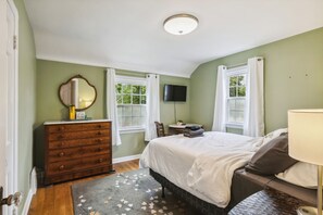 3 bedrooms, iron/ironing board, WiFi, bed sheets - The Henry House I Pet Friendly, Cozy, Convenient (Fairview Park)